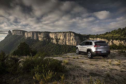 Jeep - Disponibile sul mercato a partire dal secondo trimestre 2014, la nuova Jeep viene proposta negli allestimenti Longitude, Limited e Trailhawk. 